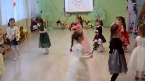 «Мама» танец девочек с цветами в детском саду. Средняя группа.