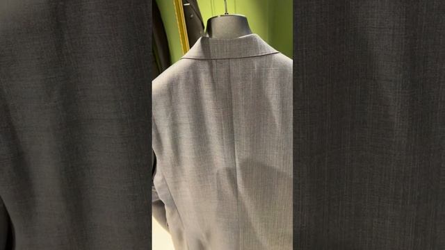 Серый двубортный костюм с широкими лацканами смотреть онлайн