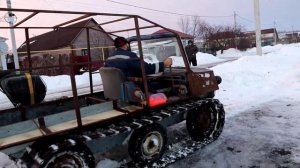 Самодельный гусеничный вездеход, просто зверь. Любые сугробы, подъёмы и снежные намёты не по чём.