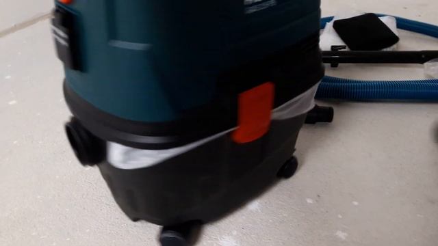 Unpacking the new Bosch Professional GAS 15 смотреть онлайн