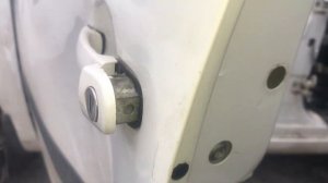 Как снять наружную ручку двери на автомобиле Skoda Roomster