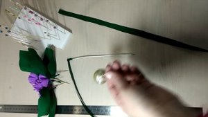 Новогодние фиалки из гофрированной бумаги своими руками
