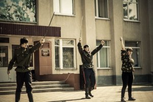 Казачий Ансамбль ЮРТ (Русь "Мы живём на отцовской земле ")  Митинг на площади к 9-тому Маю