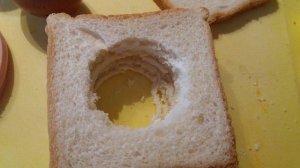 Яичница в  тостовом хлебе на завтрак