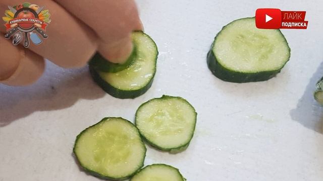 Всю жизнь ела огурец неправильно: подруга показала "трюк", с которым вкуснее! смотреть онлайн