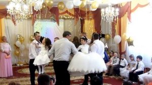 У дочки папины глаза. Танец папы и дочки