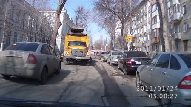 кто кому должен уступить?! смотреть онлайн