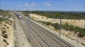 Скоростная железная дорога. Летит скоростной поезд на максимальной скорости в Европе Франция