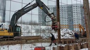 Вибропогружатель для шпунта Ларсена и труб с боковым захватом на базе гусеничного экскаватора в СПб