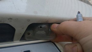 Как заменить лампочки подсветки номера Дайхатсу Мув