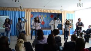 Танец в школе на 8 марта!