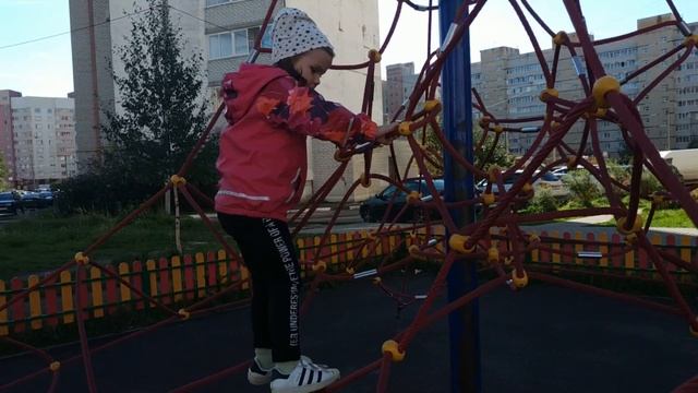 Настя гуляет, играет и катается на велосипеде Nastya life VLOG [4k UHD] 0+ смотреть онлайн