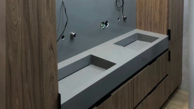 2 щелевые раковины на каменной столешнице
