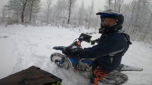 Enduurokas Kuulub Metsa. Enduro in White Powder (Snow).