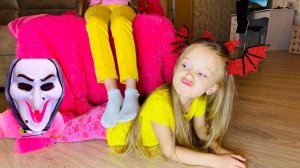 Полина играет и история магический хэллоуин дома