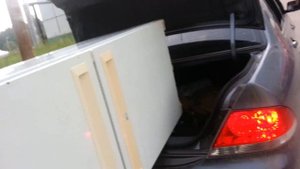 Как перевезти холодильник в багажнике машины.