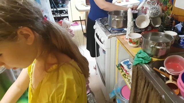 Вечер в многодетной семье, что-то готовим, напишите что? смотреть онлайн