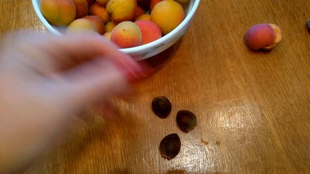 Целые абрикосы без косточки / Как вынуть косточку,чтобы абрикос остался целый/ Заготовки на зиму. смотреть онлайн