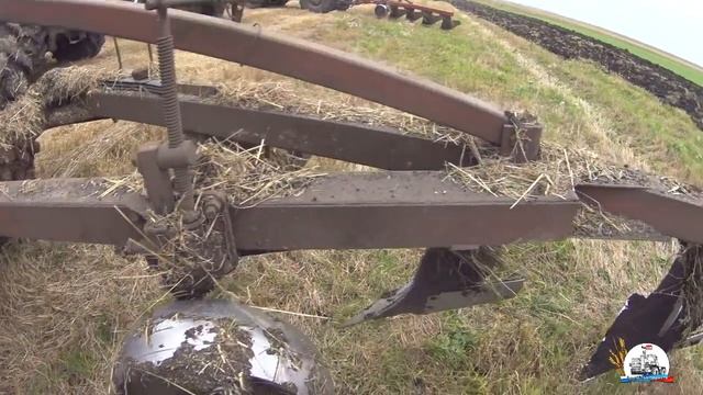 МТЗ-2022.3 пашет зябь теперь с нами, с тремя ХТЗ с плугами ПЛН.
