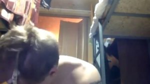 Зек бреется на зоне. подстригся на лысо