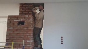 Каминная топка в кирпичной облицовке - последний кирпич в трубе - видео №5