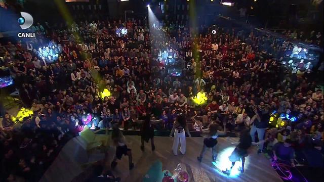 Simge Sagin Mis Mis Beyaz Show 2015 12 18 Astronot