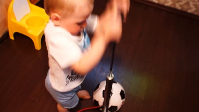 Саша накачивает мяч. 15 мая 2013г. смотреть онлайн