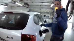 BMW X1 снятие крышки лючка бензобака #6