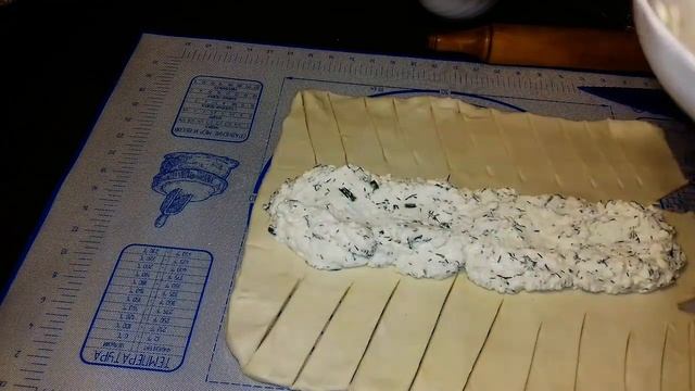Творожный пирог  , из слоеного теста .
