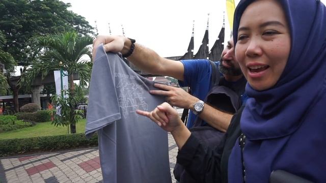 Meet Matteo Nanni! a day with an Italian Overlander around Jakarta | Footprint Kami смотреть онлайн