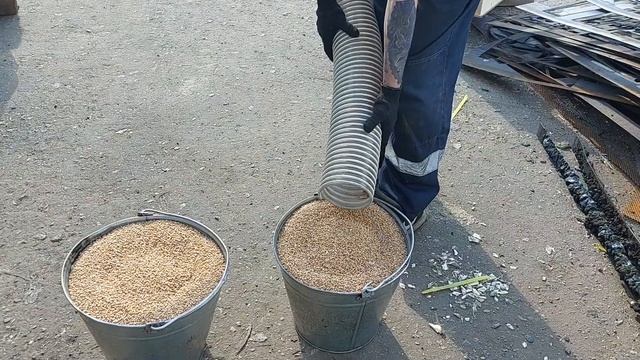 Видео обзор работы зернодробилки пневматической молотковой  "Ур" 11 кВт, решето 3 мм.