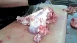 Обвалка свиных голов.