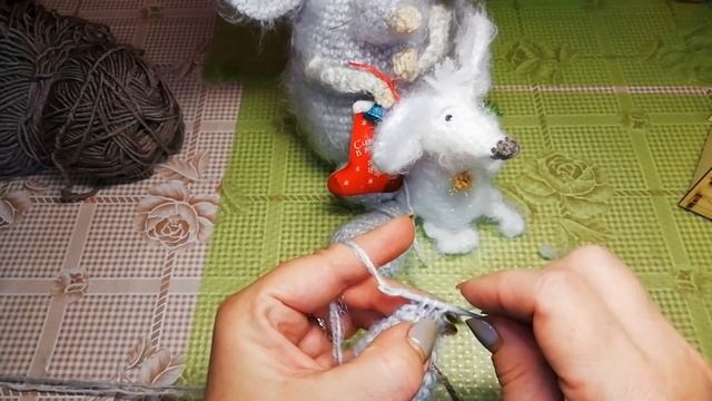 Простая мышка крючком.Вязаная мышка прекрасный подарок к новому году!!