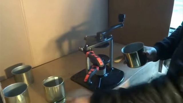 Закаточная ручная машинка для жестяных банок смотреть онлайн