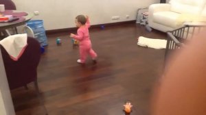 Первые шаги ребёнка. Малышке 10 месяцев.