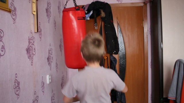 Пянеца бьёт грушу смотреть онлайн