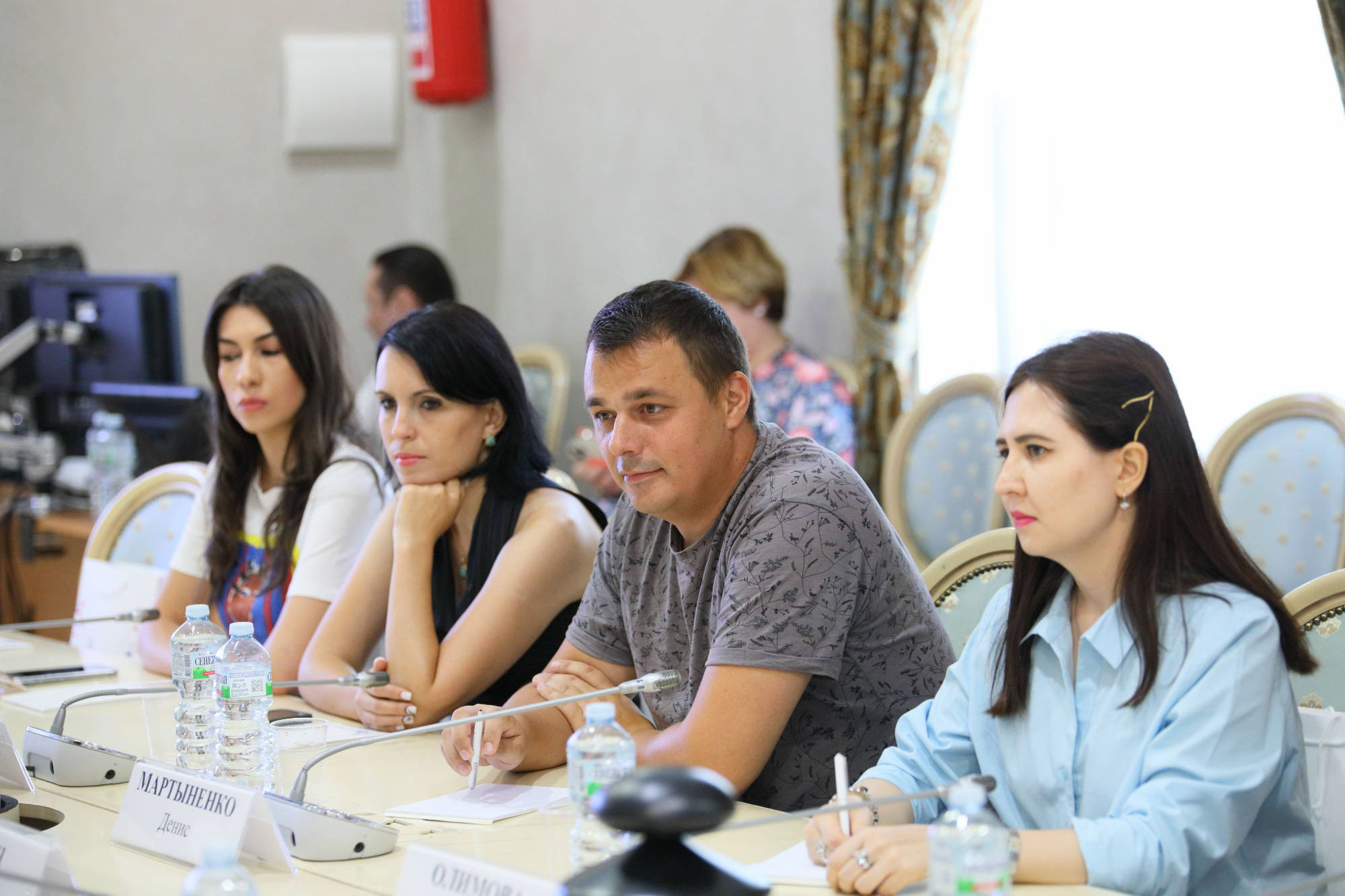 Обсудить 16. Обсудить 16. Дискуссия в школе. Обсудить 16. Встреча с журналистами иностранными.