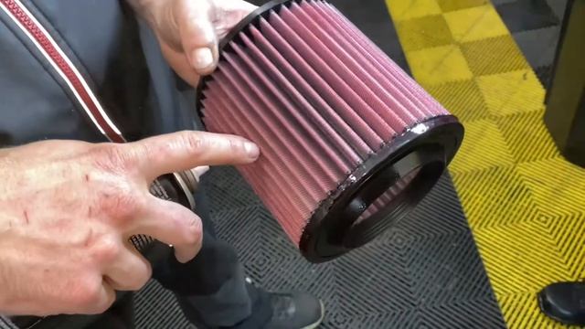 Audi A8 W12 : changer les filtres à air смотреть онлайн