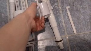 Установка арматуры сливного бачка унитаза