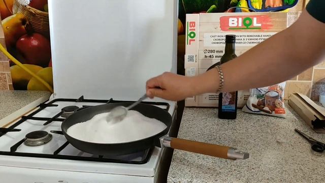 Подготовка чугунной сковороды к использованию.