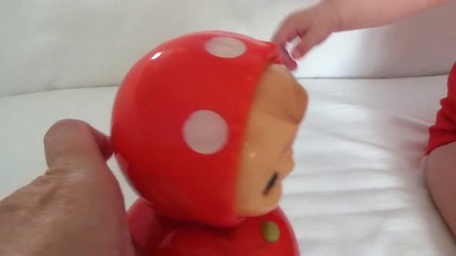 Эмилька играет с Неваляшкой.