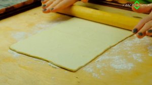 Штрудель с яблоками из слоеного теста/ Вкусно и просто.