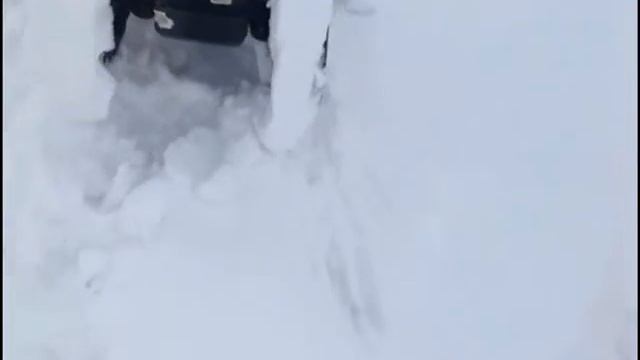 Видео для детей. Большой ТРАКТОР с ПРИЦЕПОМ  НА СНЕГУ. смотреть онлайн