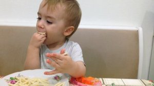 Как правильно есть макароны Ребёнок ест макароны Весёлое видео Child eating pasta