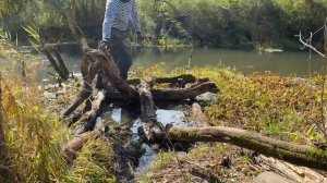 Ловлю рыбу телевизорами; сделал пирс для рыбалки. I catch fish with TVs; made a fishing pier.