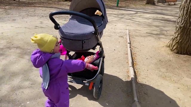 Коко Николь кормит уток и играет на детской площадке | видео для детей смотреть онлайн