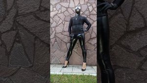 С чем носить леггинсы кожаные черного цвета