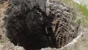 Выкопали яму и засыпали ямы на дороге