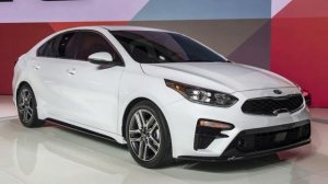 2019 KIA FORTE REVEALED | BIGGER INTERIOR, STINGER-ISH STYLING AND 35 MPG