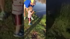 Малыш поймал настоящую рыбу на детскую удочку